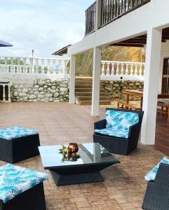 a patio with two chairs and a table at Casa Isla en la Represa de Prado in Prado +6 photos