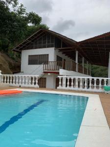 a house with a swimming pool in front of it at Casa Isla en la Represa de Prado in Prado