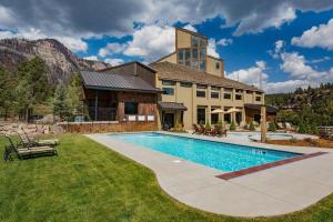 dom z basenem na dziedzińcu w obiekcie Tamarron Lodge Suite 502 w mieście Durango