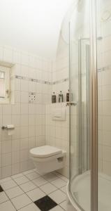 ein Bad mit einem WC und einer Dusche in der Unterkunft Ferienwohnung Neuhaus in Wolfsburg