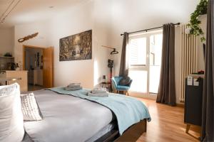 ein Schlafzimmer mit einem Bett mit einer blauen Decke darauf in der Unterkunft Ferienwohnung Neuhaus in Wolfsburg