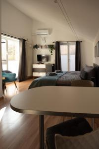 um quarto com uma cama e uma mesa em Ferienwohnung Neuhaus em Wolfsburg