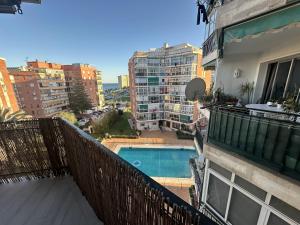 - un balcon dans un immeuble avec piscine dans l'établissement Capela de Steram Flats Torremolinos, à Torremolinos