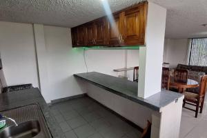 cocina con encimera en una habitación en Casa y mirador, en Otavalo