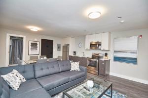 uma sala de estar com um sofá e uma cozinha em Clifton Hill Hideaway 4A - Two Bedroom Condo em Cataratas do Niágara