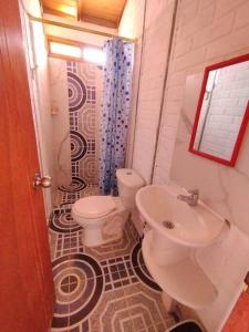 Hermoso apartamento en Curití في كوريتي: حمام مع مرحاض ومغسلة