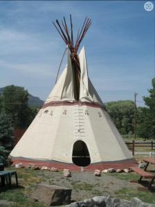 een grote tipi bij Ute Bluff Lodge, Cabins and RV park in South Fork