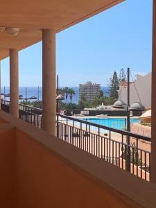 balcón con vistas a la piscina en Los Cristianos Apartamento en residencial Los Seres, en Los Cristianos