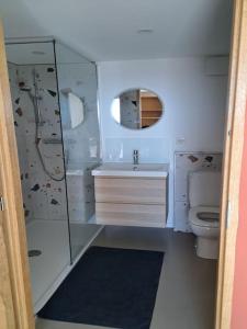 ein Bad mit einer Dusche, einem Waschbecken und einem WC in der Unterkunft Rez de villa Draguignan Yukhouse in Draguignan
