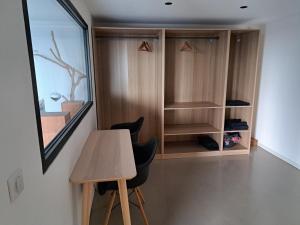 Zimmer mit einem Tisch, 2 Stühlen und einem Regal in der Unterkunft Rez de villa Draguignan Yukhouse in Draguignan