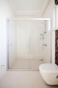 ダルヤンにあるVilla Kaylemの白いバスルーム(シャワー、トイレ付)