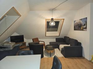 uma sala de estar com um sofá e uma mesa em StayInn Delitzsch Apartment für bis zu 6 Personen em Delitzsch