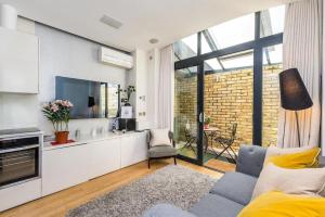 a living room with a couch and a kitchen at 2 bed arty flat at Trafalgar Square in London