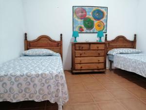 Ένα ή περισσότερα κρεβάτια σε δωμάτιο στο habitación en un bajo 2 camas individual casa compartida