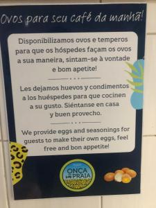 Um certificado, prêmio, placa ou outro documento exibido em Onça da Praia Hostel
