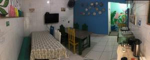 Uma TV ou centro de entretenimento em Onça da Praia Hostel