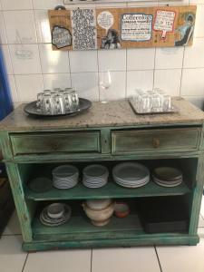 A cozinha ou cozinha compacta de Onça da Praia Hostel