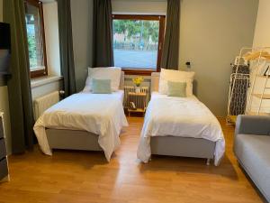 um quarto com duas camas e um sofá e uma janela em Hygge Homes - 1BR Apartment inkl. TV und Küche em Rosengarten