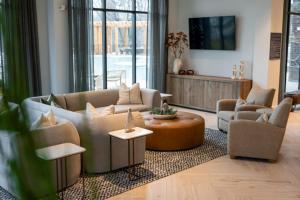 un soggiorno con divano, sedie e tavolo di Elegant, Spacious 3BR 2B Apt Perfect for Long Stays ad Athens