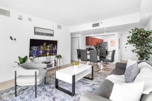 een woonkamer met een bank en een tafel bij Spacious 2 Bed Unit in Brickell with Free Parking in Miami
