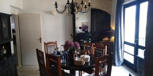 einen Esstisch und Stühle mit Blumen drauf in der Unterkunft Villa Victoria in Gradac + 23 Fotos