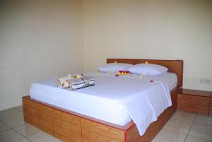 เตียงในห้องที่ Kubu Sari Guest House