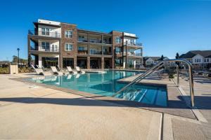 Πισίνα στο ή κοντά στο Elegant, Spacious 3BR 2B Apt Perfect for Long Stays