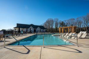 Πισίνα στο ή κοντά στο Elegant, Spacious 3BR 2B Apt Perfect for Long Stays