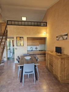 Una cocina con una mesa y sillas en una habitación. en Coralli House, en Casagliana