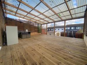 un gran patio al aire libre con techo de cristal en 3 Bedroom House en Northampton
