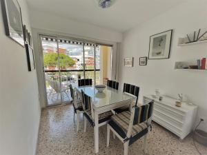 a dining room with a table and chairs and a window at EUROSOL Vacaciones PLAYA GANDIA in Playa de Gandia