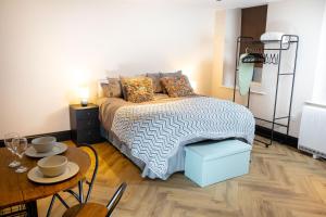 En eller flere senge i et værelse på Centrally Located Large Studio Flat with a Modern Finish