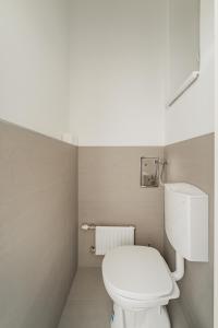 une petite salle de bain avec des toilettes blanches dans l'établissement spacious studio in vienna, à Vienne
