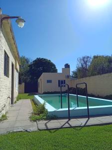 a swimming pool in a yard next to a house at el sueño del pibe in San Antonio de Areco