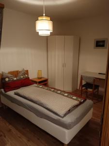 1 dormitorio con 1 cama y 1 mesa en Wirtin z Atzersdorf, 