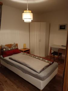 a bedroom with a bed and a table at Wirtin z Atzersdorf 