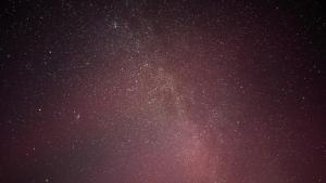 Un ciel nocturne plein d'étoiles dans l'établissement Vale Farm Cottages, à Brecon