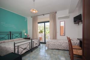 A bed or beds in a room at Hotel Donna Rosa