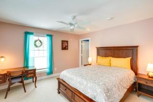 een slaapkamer met een bed, een bureau en een raam bij Colorful Milford Home on 7 Wooded Acres! in Milford