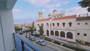 een uitzicht op een gebouw met auto's op straat bij STAY Cypress Studio in Limassol