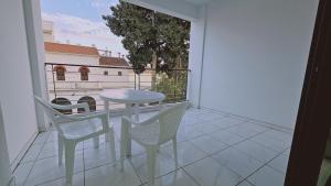 een tafel en stoelen op een balkon met uitzicht bij STAY Cypress Studio in Limassol