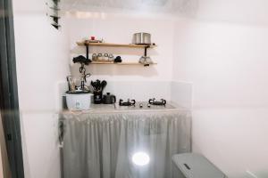 cocina con fregadero en una habitación en Hideout Airbnb, en Pandi