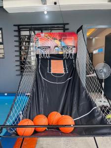 un aro de baloncesto con bolas de naranja en él en Hideout Airbnb, en Pandi