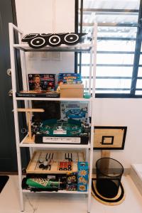 un estante lleno de juguetes y otros artículos en una habitación en Hideout Airbnb, en Pandi