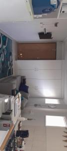 Habitación pequeña con lavabo y encimera. en Linkside 9, en Mossel Bay