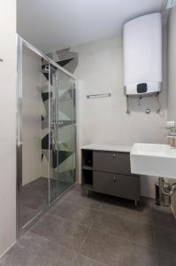 Et badeværelse på Apartment Azur with Sea View