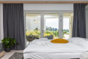 En eller flere senge i et værelse på Apartment Azur with Sea View + 19 billeder