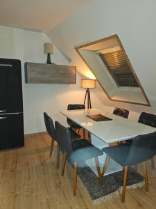 uma sala de jantar com mesa e cadeiras em StayInn Delitzsch Apartment für bis zu 6 Personen em Delitzsch