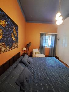 sypialnia z łóżkiem i obrazem na ścianie w obiekcie Casco El Trapiche w mieście Godoy Cruz
