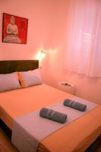 een slaapkamer met 2 bedden en handdoeken bij Galaxyhome in Athene
